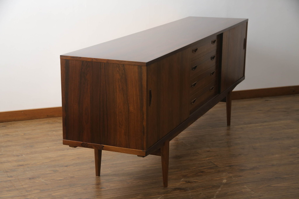 デンマークビンテージ　Lyby Mobler　Lloyd's Antiques(ロイズ・アンティークス)取り扱い　ローズウッド　洗練された美しいデザインが魅力的なサイドボード(サイドキャビネット、リビングボード、収納棚、戸棚、北欧、ヴィンテージ)(R-066181)