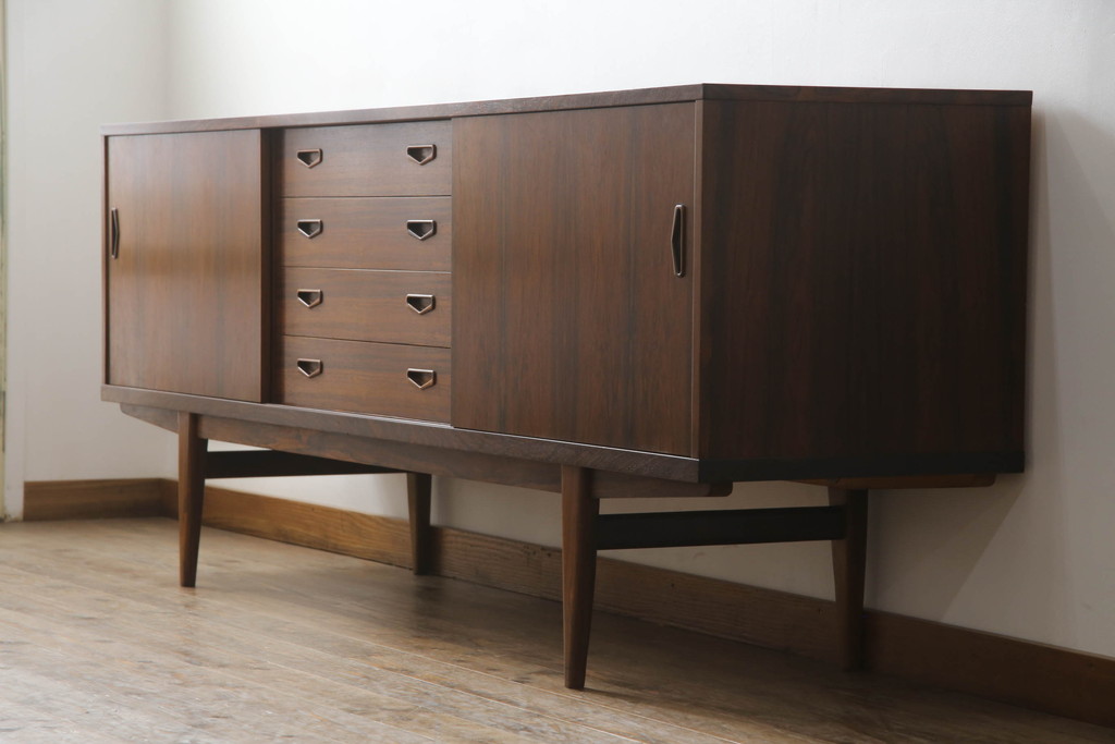 デンマークビンテージ　Lyby Mobler　Lloyd's Antiques(ロイズ・アンティークス)取り扱い　ローズウッド　洗練された美しいデザインが魅力的なサイドボード(サイドキャビネット、リビングボード、収納棚、戸棚、北欧、ヴィンテージ)(R-066181)