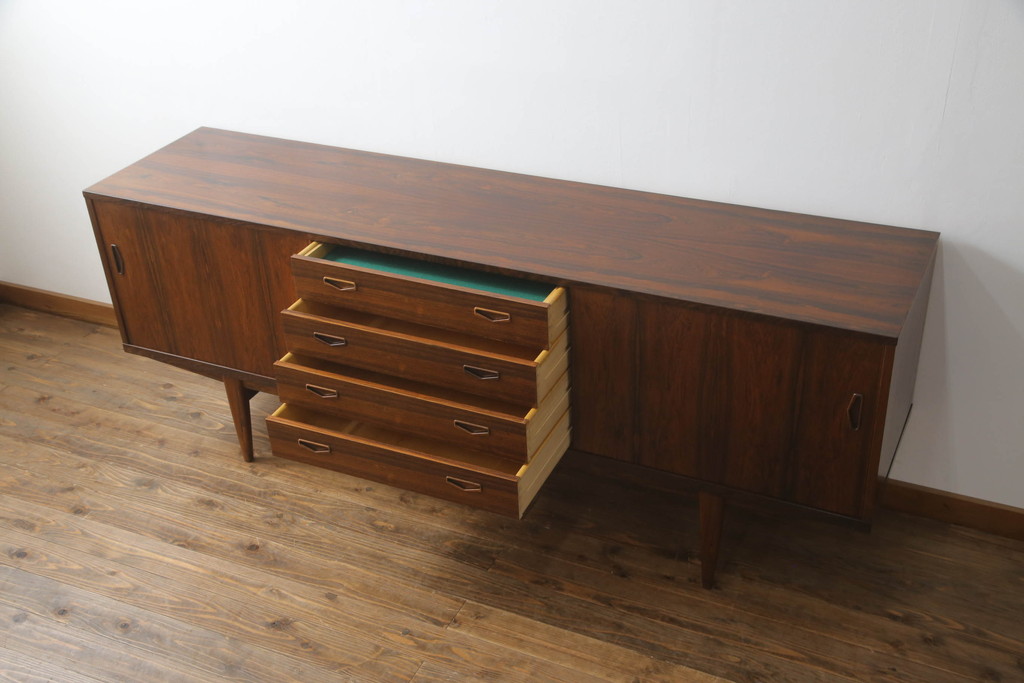 デンマークビンテージ　Lyby Mobler　Lloyd's Antiques(ロイズ・アンティークス)取り扱い　ローズウッド　洗練された美しいデザインが魅力的なサイドボード(サイドキャビネット、リビングボード、収納棚、戸棚、北欧、ヴィンテージ)(R-066181)