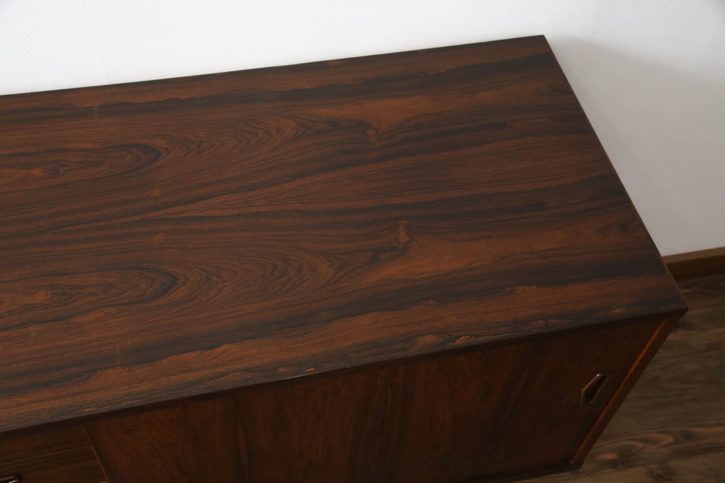 デンマークビンテージ　Lyby Mobler　Lloyd's Antiques(ロイズ・アンティークス)取り扱い　ローズウッド　洗練された美しいデザインが魅力的なサイドボード(サイドキャビネット、リビングボード、収納棚、戸棚、北欧、ヴィンテージ)(R-066181)