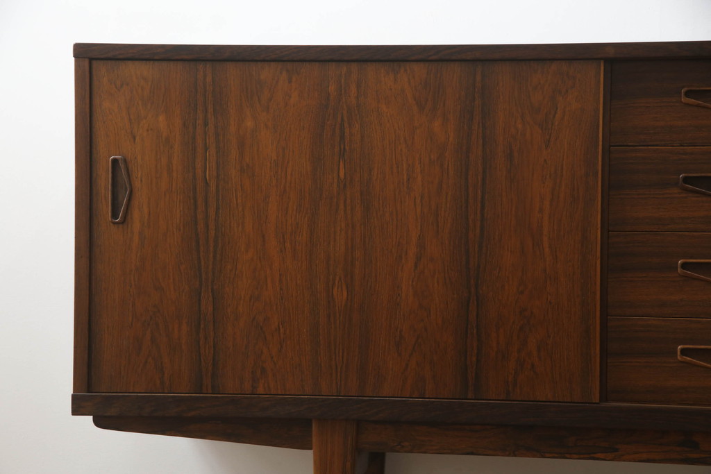 デンマークビンテージ　Lyby Mobler　Lloyd's Antiques(ロイズ・アンティークス)取り扱い　ローズウッド　洗練された美しいデザインが魅力的なサイドボード(サイドキャビネット、リビングボード、収納棚、戸棚、北欧、ヴィンテージ)(R-066181)