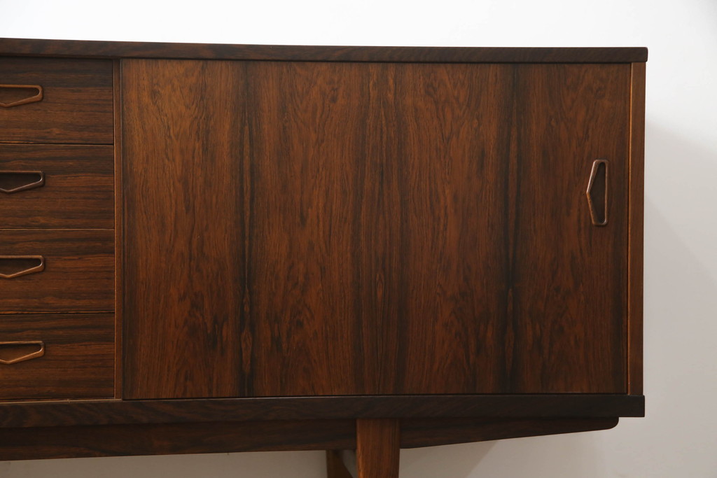 デンマークビンテージ　Lyby Mobler　Lloyd's Antiques(ロイズ・アンティークス)取り扱い　ローズウッド　洗練された美しいデザインが魅力的なサイドボード(サイドキャビネット、リビングボード、収納棚、戸棚、北欧、ヴィンテージ)(R-066181)