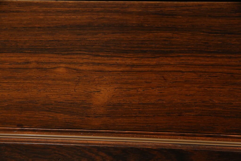 デンマークビンテージ　Lyby Mobler　Lloyd's Antiques(ロイズ・アンティークス)取り扱い　ローズウッド　洗練された美しいデザインが魅力的なサイドボード(サイドキャビネット、リビングボード、収納棚、戸棚、北欧、ヴィンテージ)(R-066181)