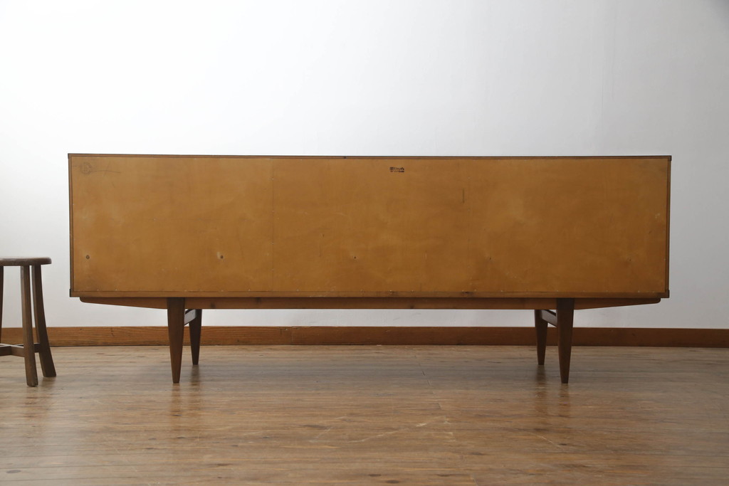 デンマークビンテージ　Lyby Mobler　Lloyd's Antiques(ロイズ・アンティークス)取り扱い　ローズウッド　洗練された美しいデザインが魅力的なサイドボード(サイドキャビネット、リビングボード、収納棚、戸棚、北欧、ヴィンテージ)(R-066181)