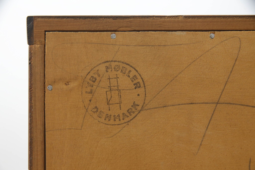 デンマークビンテージ　Lyby Mobler　Lloyd's Antiques(ロイズ・アンティークス)取り扱い　ローズウッド　洗練された美しいデザインが魅力的なサイドボード(サイドキャビネット、リビングボード、収納棚、戸棚、北欧、ヴィンテージ)(R-066181)
