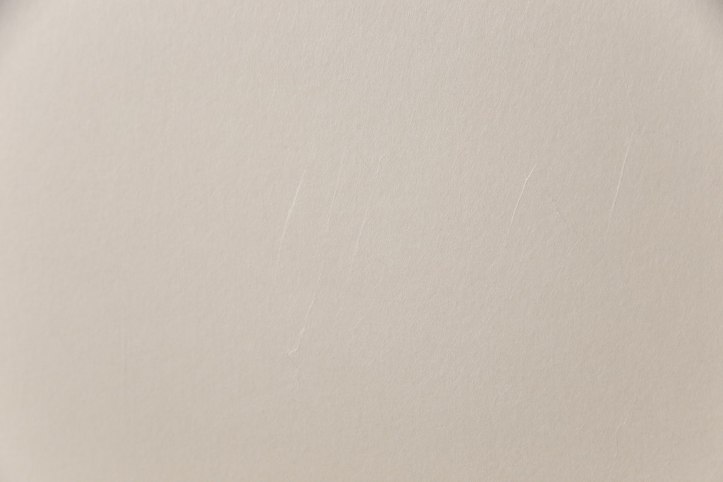 【セミオーダー家具実例】昭和後期の組子入りふすまに高品質リペアを施しました。お客様ご希望のサイズにリサイズし、開き戸としてお使いいただけるよう仕様を変更。それに伴い、既存の引手は目立たないように埋め木処理。襖紙もお好みのデザインのものを新たに張り替え。現状に近しいお色味に着色して仕上げました。(引き戸、帯戸)