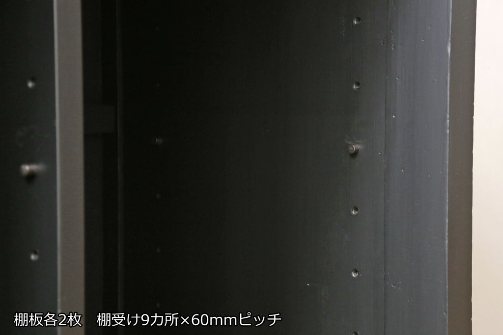 ガラス戸棚をリペア&カスタム!天板を補強し、棚内部中央に縦方向の仕切り製作。棚板を可動式に加工。麻の葉デザインのレーザー組子を製作し、上からすりガラス・組子入りすりガラス・すりガラスの順に引き戸ガラスを交換。組子の色味は暗めの茶色、本体はマットブラックに着色。 (収納棚、戸棚、キャビネット)
