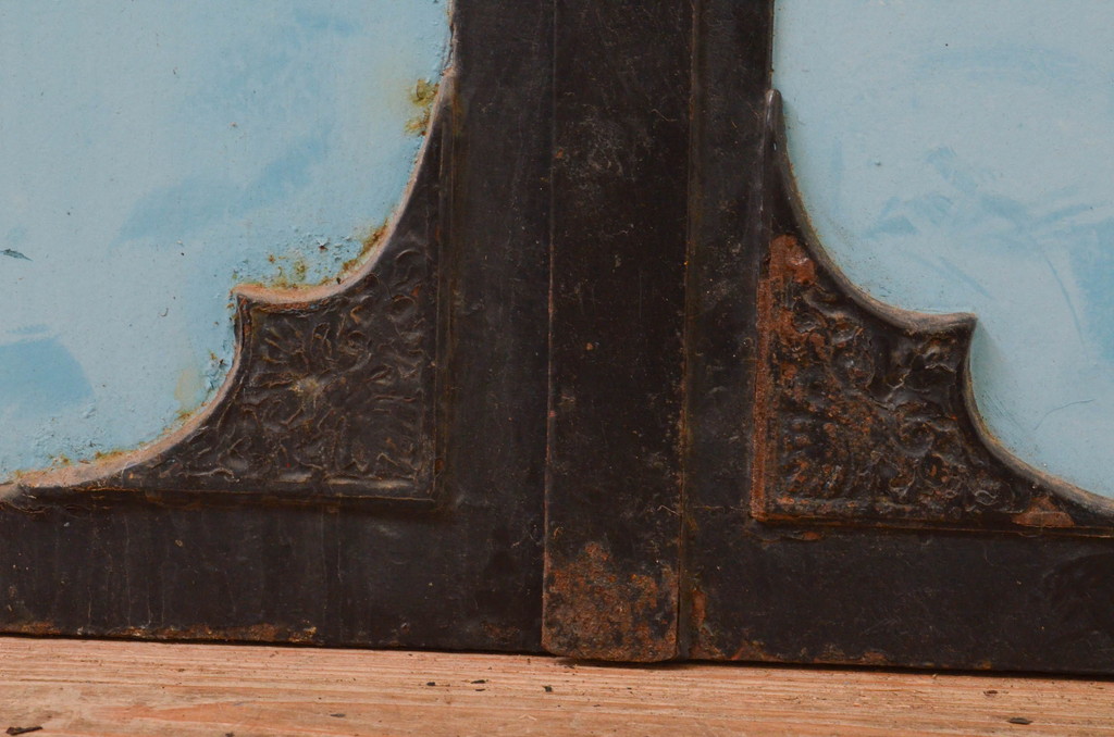 アンティーク建具　レトロ　ダイヤ型の金具が魅力的な古い石蔵の両開き鉄扉1対2枚セット(ドア、玄関ドア、蔵戸)(R-071613)