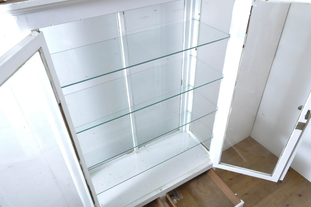 和製アンティーク　ホワイトペイントが可愛らしい四面ガラスのケビントガラスケース(ショーケース、キャビネット、収納棚、陳列棚、飾り棚、戸棚、店舗什器)(R-064832)