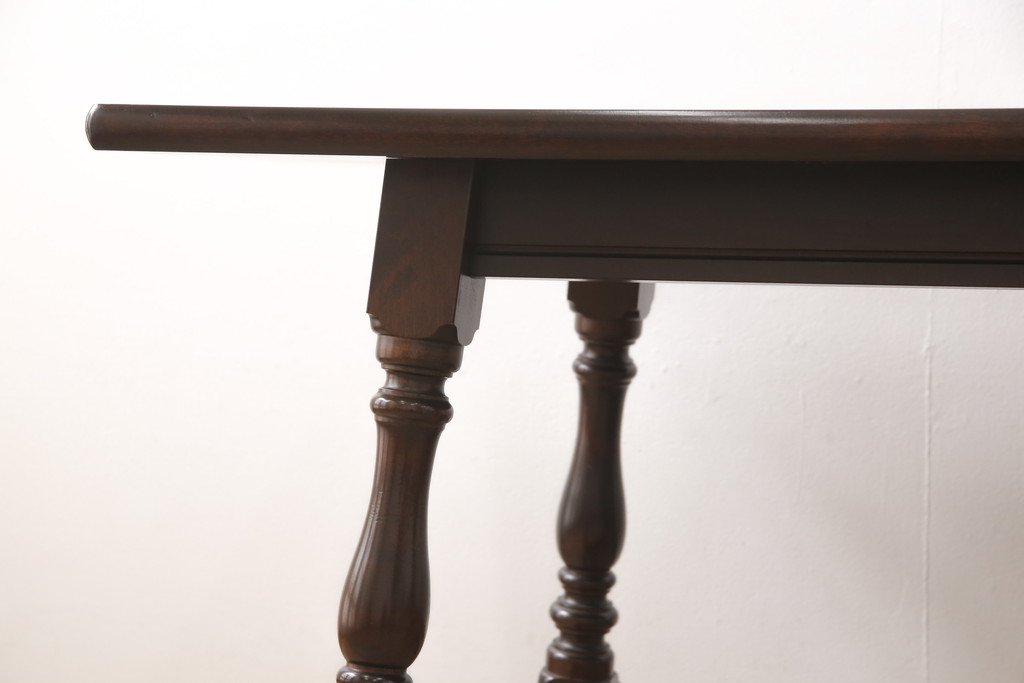 中古　松本民芸家具　F型食卓　クラシカルな脚のデザインが目を引くダイニングテーブル(定価約25万円)(作業台、食卓)(R-053654)