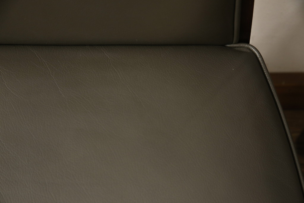 中古　美品　maruni(マルニ木工)　ベルサイユシリーズ　シックな色合いが大人の雰囲気を醸し出すダイニングチェア4脚セット(合皮)(椅子、イス)(R-055333)