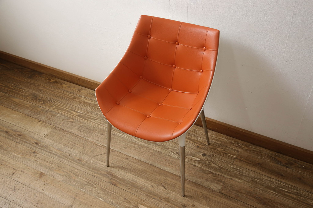 中古　美品　Cassinaixc.(カッシーナイクスシー)　Philippe Starck(フィリップ・スタルク)　246　PASSION(パシオン)　丸みのあるボディと華奢な脚のバランスが美しいアームチェア(ダイニングチェア、椅子、イス)(R-060972)