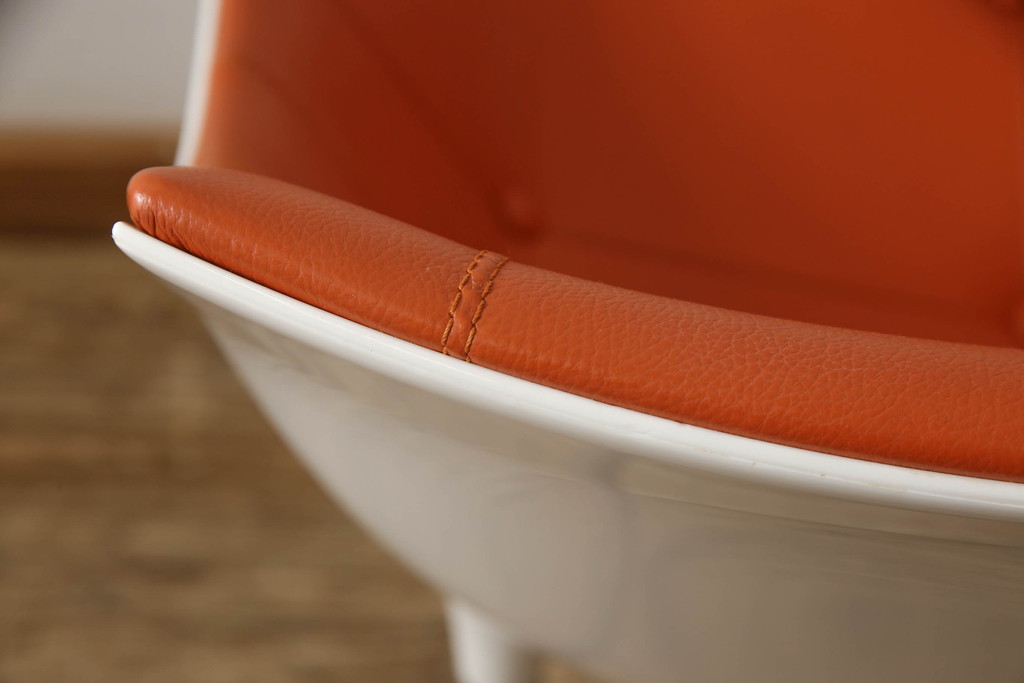 中古　美品　Cassinaixc.(カッシーナイクスシー)　Philippe Starck(フィリップ・スタルク)　246　PASSION(パシオン)　丸みのあるボディと華奢な脚のバランスが美しいアームチェア(ダイニングチェア、椅子、イス)(R-060972)