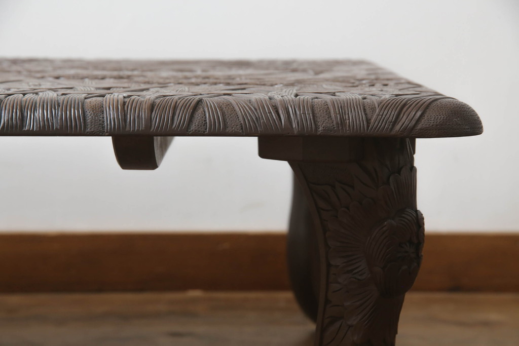 中古　日光彫り　迎寿作　隅々まで施された彫刻に目が奪われる高級総彫り仕上げのローテーブル(センターテーブル、リビングテーブル、座卓、食卓)(R-061738)
