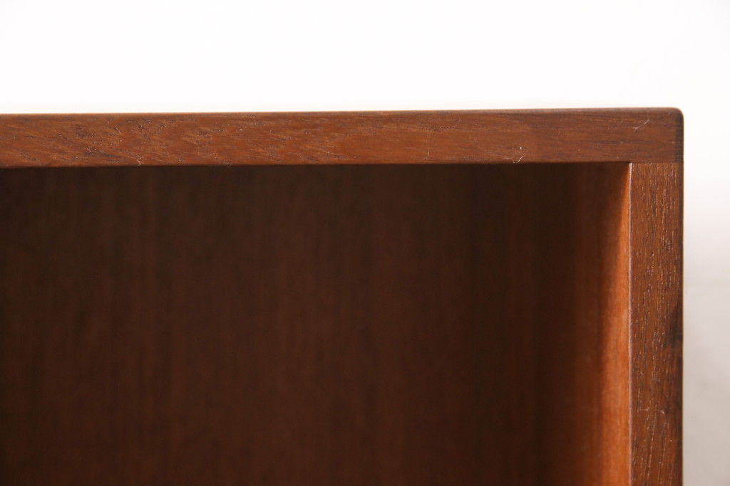 デンマークビンテージ　チーク材　シンプルな中に洗練された美しさを感じるキャビネット(ブックシェルフ、本棚、飾り棚、サイドボード、ヴィンテージ)(R-054499)