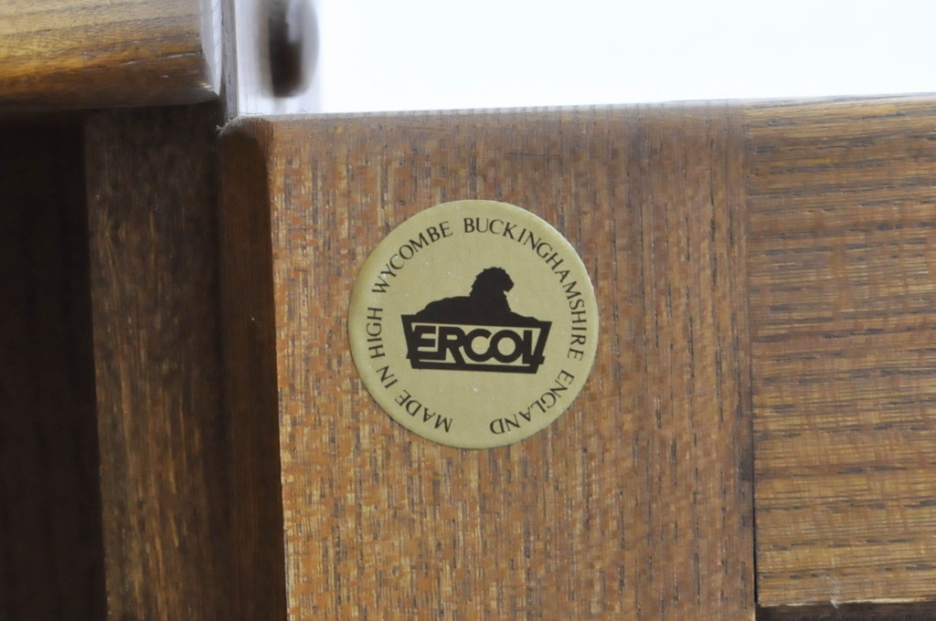 イギリスヴィンテージ　ERCOL(アーコール)　ニレ材　優美なデザインがおしゃれなコーナーキャビネット(収納棚、飾り棚、ラック、ビンテージ)(R-065163)