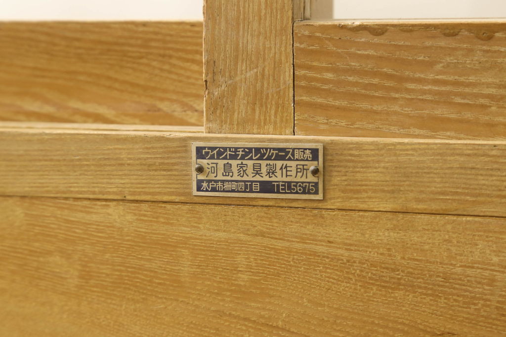 ガラスケースの見た目を変えずに綺麗にリペア!本体は着色・ペイントはせず現状の色味を活かし、木部の脚部裏側の色味は元の黒色のまま着色。(ショーケース、陳列棚、飾り棚、店舗什器)