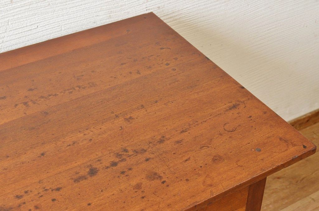 レトロなデザインのシンプルなアンティーク平机