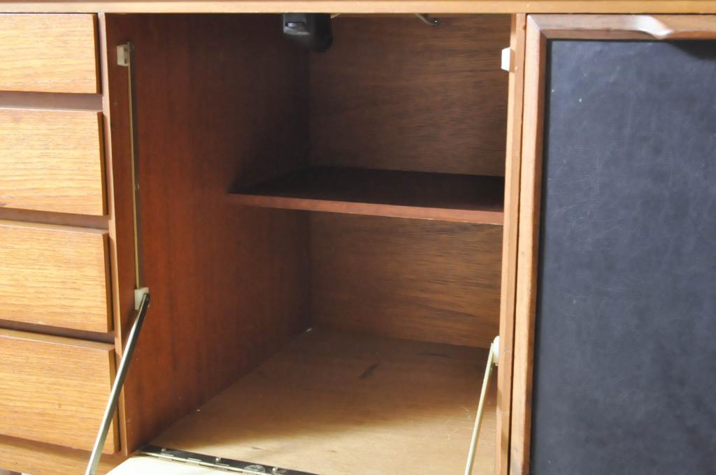 北欧ビンテージ　チーク材　ブラックカラーの扉が格好良い!!メンズライクな空間を演出するサイドボード(収納棚、戸棚、サイドキャビネット、引き出し、リビングボード、ヴィンテージ)(R-064865)