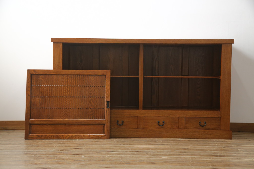 中古　美品　楡(ニレ)材　総無垢材　美しい木目と品のある佇まいが魅力の五尺水屋箪笥サイドボード(引き出し、収納棚、戸棚、食器棚)(R-070145)