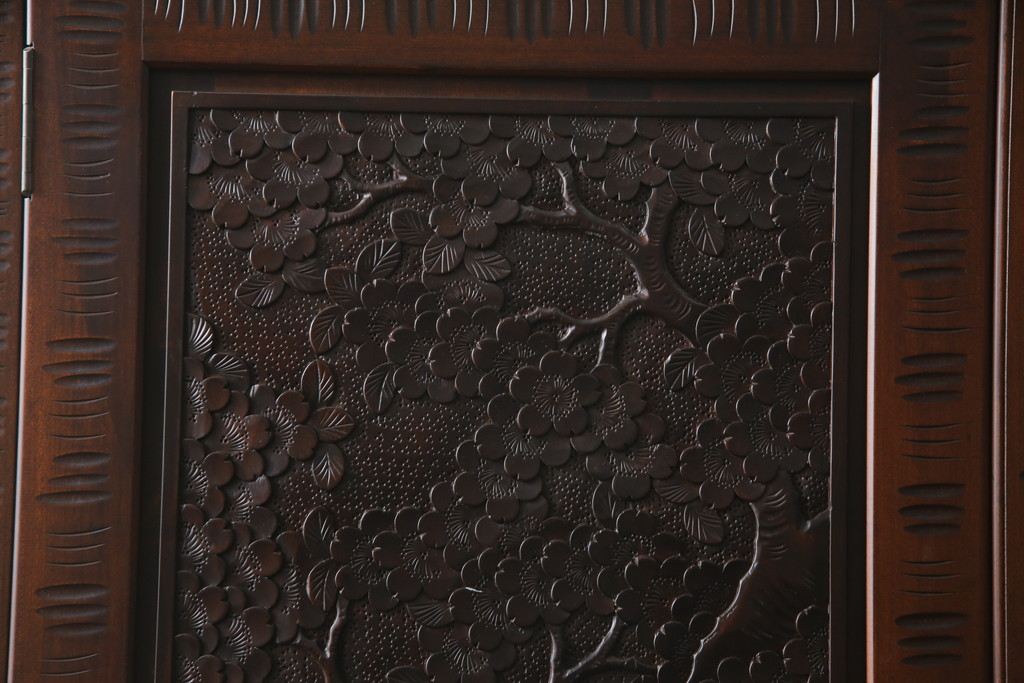 中古　美品　大坂屋製　軽井沢彫り　繊細かつ大胆な桜の彫刻に目を奪われる着物箪笥(和服箪笥、衣装タンス、チェスト、引き出し)(R-057973)
