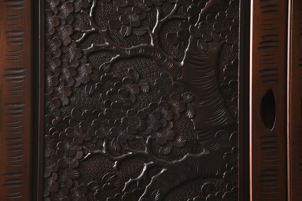 中古　美品　大坂屋製　軽井沢彫り　繊細かつ大胆な桜の彫刻に目を奪われる着物箪笥(和服箪笥、衣装タンス、チェスト、引き出し)(R-057973)
