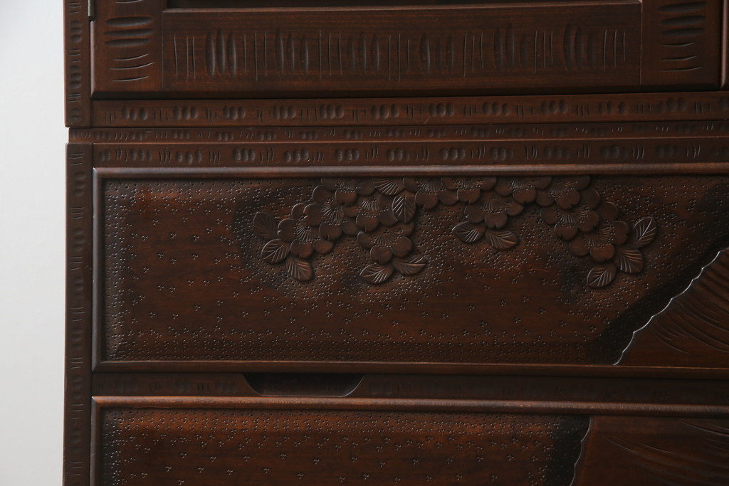 中古　美品　大坂屋製　軽井沢彫り　繊細かつ大胆な桜の彫刻に目を奪われる着物箪笥(和服箪笥、衣装タンス、チェスト、引き出し)(R-057973)