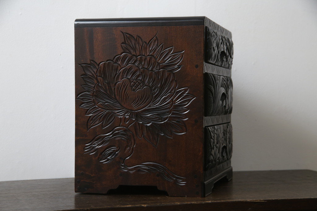 中古　美品　日光彫り　大胆にあしらわれた花の意匠が魅力的な三段小引き出し(小物収納、卓上収納)(R-068977)