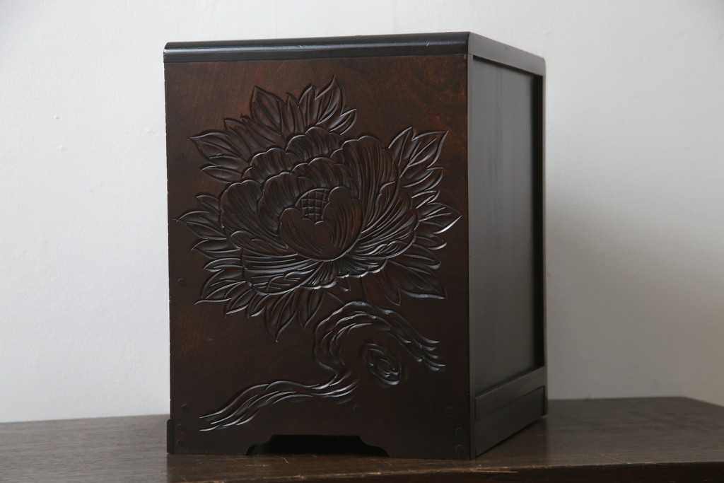 中古　美品　日光彫り　大胆にあしらわれた花の意匠が魅力的な三段小引き出し(小物収納、卓上収納)(R-068977)