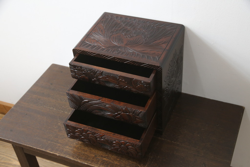 中古　美品　日光彫り　大胆にあしらわれた花の意匠が魅力的な三段小引き出し(小物収納、卓上収納)(R-068977)