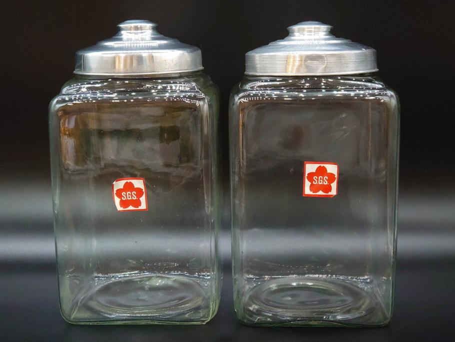 アンティーク雑貨　当時物　デッドストック　アルミ蓋　シンプルで使いやすいガラス瓶2点セット(角型、角瓶、キャニスター、ガラスビン、菓子瓶、硝子、フタ付き、小物入れ、ディスプレイ雑貨、古道具、店舗什器)(R-078942)