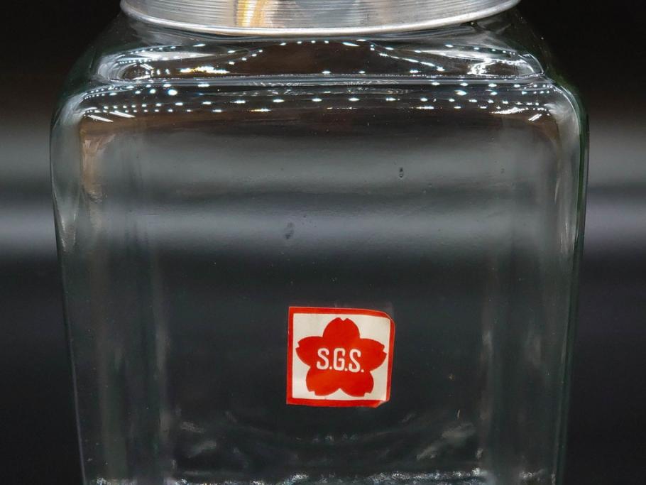 アンティーク雑貨　当時物　デッドストック　アルミ蓋　シンプルで使いやすいガラス瓶2点セット(角型、角瓶、キャニスター、ガラスビン、菓子瓶、硝子、フタ付き、小物入れ、ディスプレイ雑貨、古道具、店舗什器)(R-078942)