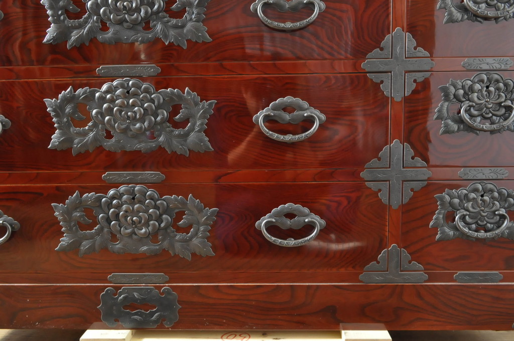 中古　美品　岩谷堂箪笥　丁寧な造りの手打ち金具が目を惹くサイドチェスト(サイドボード、和タンス、収納箪笥、引き出し、整理箪笥)(R-064517)