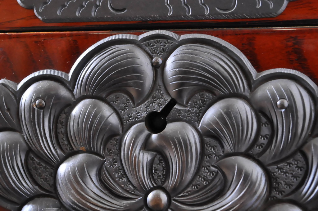中古　美品　岩谷堂箪笥　丁寧な造りの手打ち金具が目を惹くサイドチェスト(サイドボード、和タンス、収納箪笥、引き出し、整理箪笥)(R-064517)
