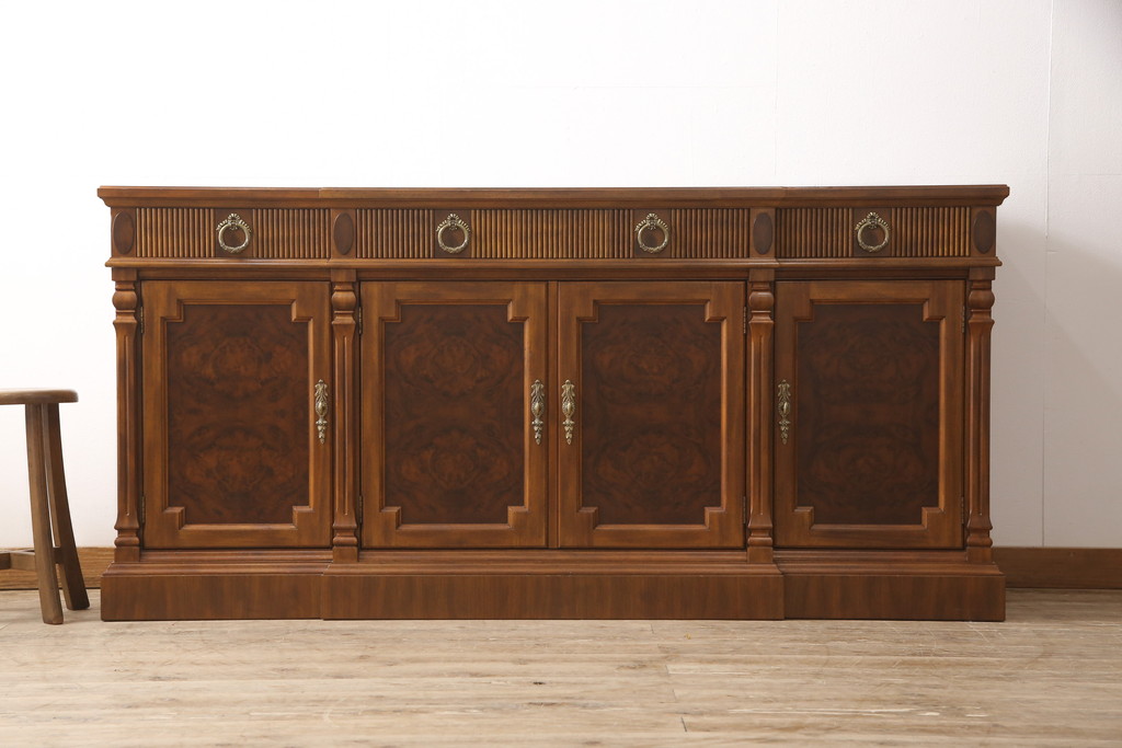 中古美品　DREXEL HERITAGE(ドレクセルヘリテイジ)　Cameo Classics(キャメオクラシックス)　ワンランク上の気品漂う雰囲気を演出するクリデンザ(クレデンザ、サイドボード、収納棚、キャビネット)(定価約115万円)(R-053268)