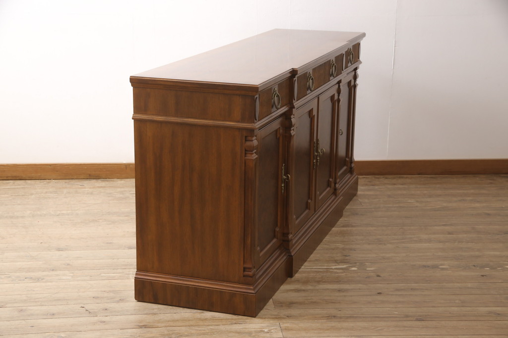 中古美品　DREXEL HERITAGE(ドレクセルヘリテイジ)　Cameo Classics(キャメオクラシックス)　ワンランク上の気品漂う雰囲気を演出するクリデンザ(クレデンザ、サイドボード、収納棚、キャビネット)(定価約115万円)(R-053268)