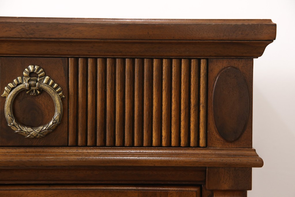 中古美品　DREXEL HERITAGE(ドレクセルヘリテイジ)　Cameo Classics(キャメオクラシックス)　ワンランク上の気品漂う雰囲気を演出するクリデンザ(クレデンザ、サイドボード、収納棚、キャビネット)(定価約115万円)(R-053268)