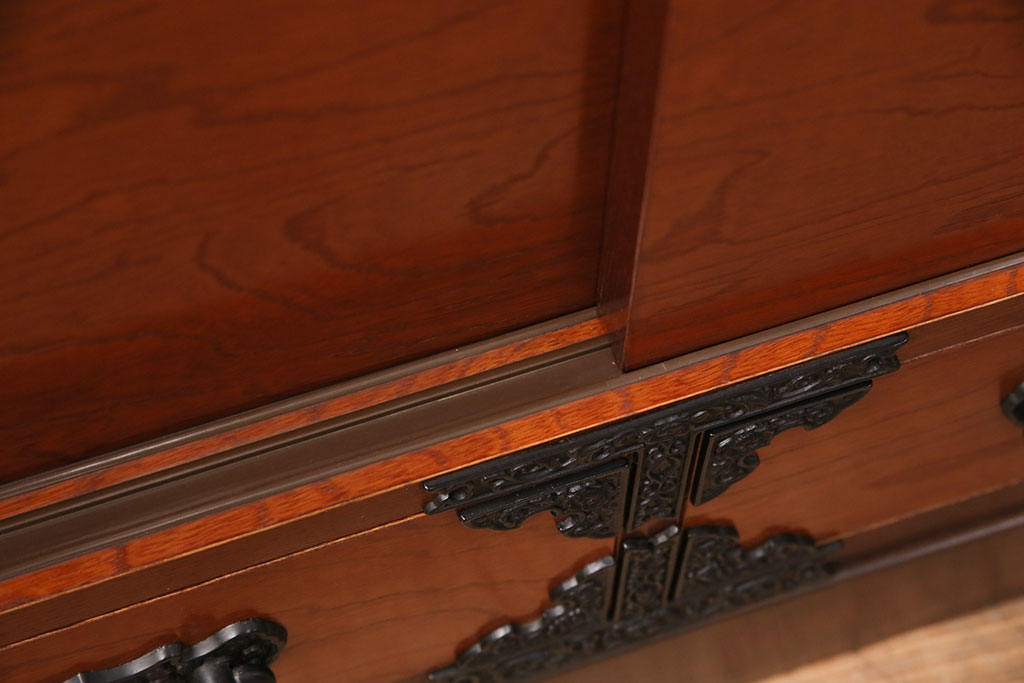 中古　民芸家具　衣装盆付き!赤みのある木肌が魅力の整理箪笥(収納タンス、ローボード、着物箪笥)(R-049031)
