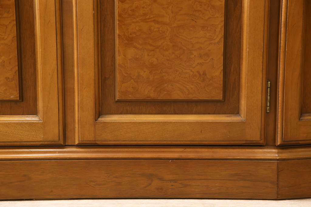 中古　カリモク家具(karimoku)　domani(ドマーニ)　クラシカルな佇まいが魅力的なキャビネット(飾り棚、収納棚、キュリオケース、食器棚)(定価約54万円)(R-054016)