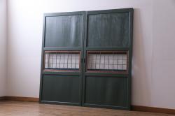 【セミオーダー家具実例】明治期の古い板戸2枚をリメイク!チェッカーガラスとクリアガラス、青い色ガラスの3種を使用したラフジュ工房オリジナルのステンドグラスを組み入れました。(引き戸、建具)