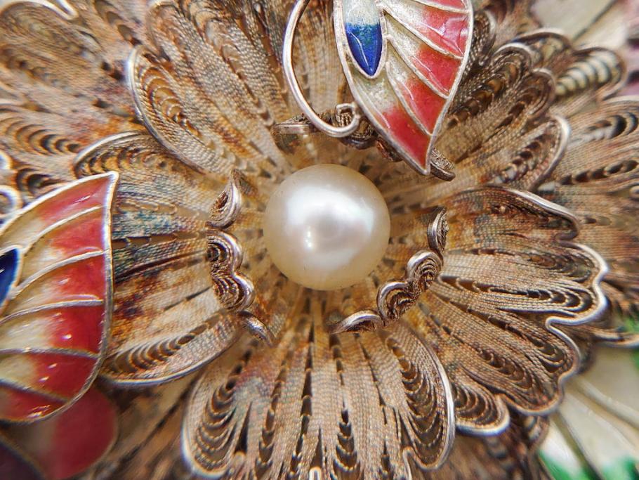 希少　アンティーク　金工　舞妓用　パール(真珠)　鮮やかな蝶と繊細な花の細工が目を引く豪華な帯留(ぽっちり、帯留め、着物道具、和装小物、アクセサリー、ブローチ、ケース付き)(R-078991)