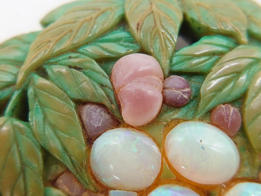 アンティーク　作家物　緑石　彫刻　オパール　匠の技を感じられる上品な帯留(帯留め、葡萄、ぶどう、玉石?、着物道具、和装小物、アクセサリー、ブローチ、ケース付き)(R-078993)