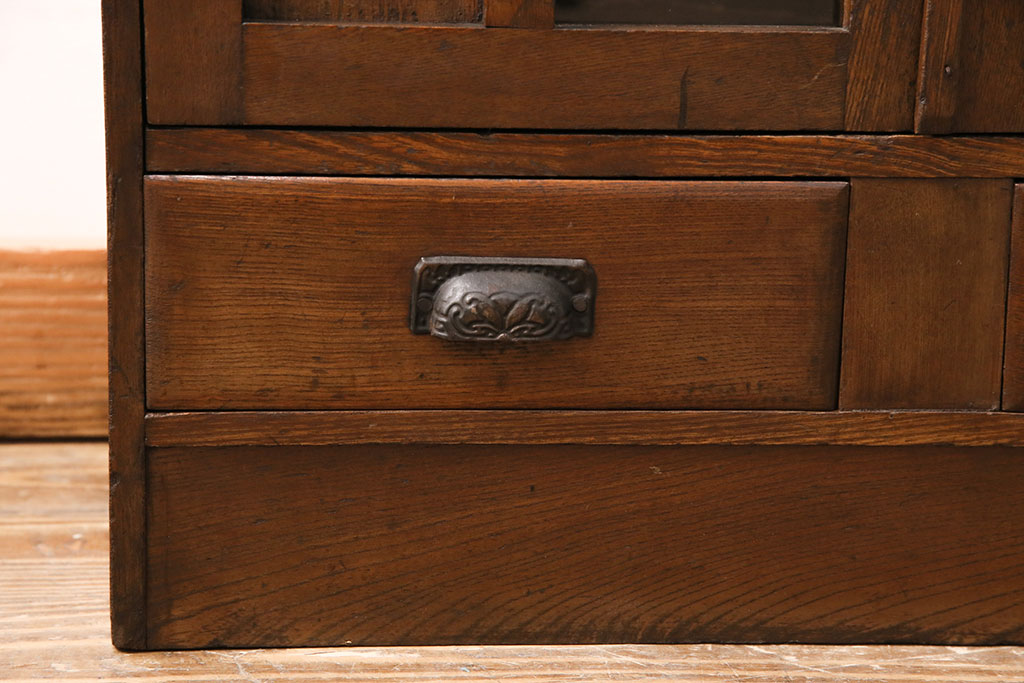 大正ロマン　花の透かし彫りが可愛らしい栓材製の本箱(ブックケース、収納棚、戸棚)(R-049105)