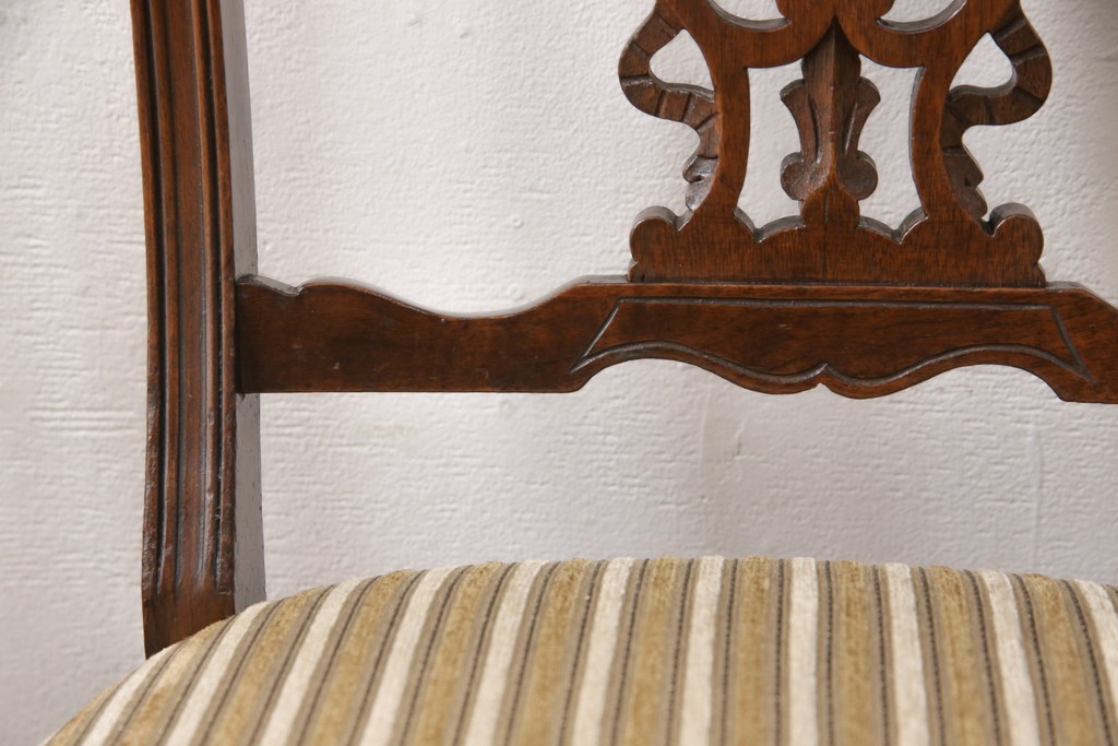 イギリスアンティーク　マホガニー材　緩やかにカーブを描く背もたれのデザインと凝った彫刻が魅力的な上手物のダイニングチェア4脚セット(椅子、イス)(R-053600)