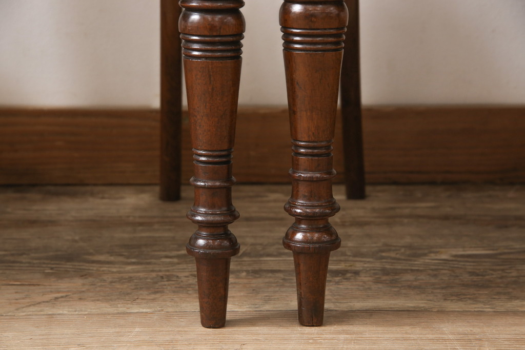 イギリスアンティーク　マホガニー材　緩やかにカーブを描く背もたれのデザインと凝った彫刻が魅力的な上手物のダイニングチェア4脚セット(椅子、イス)(R-053600)