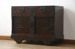 中古　美品　欅(ケヤキ)材　重厚な金具と威風堂々とした佇まいが魅力の南部車箪笥(南部箪笥、和タンス、引き出し、収納箪笥、サイドチェスト)(定価約40万円)(R-069424)