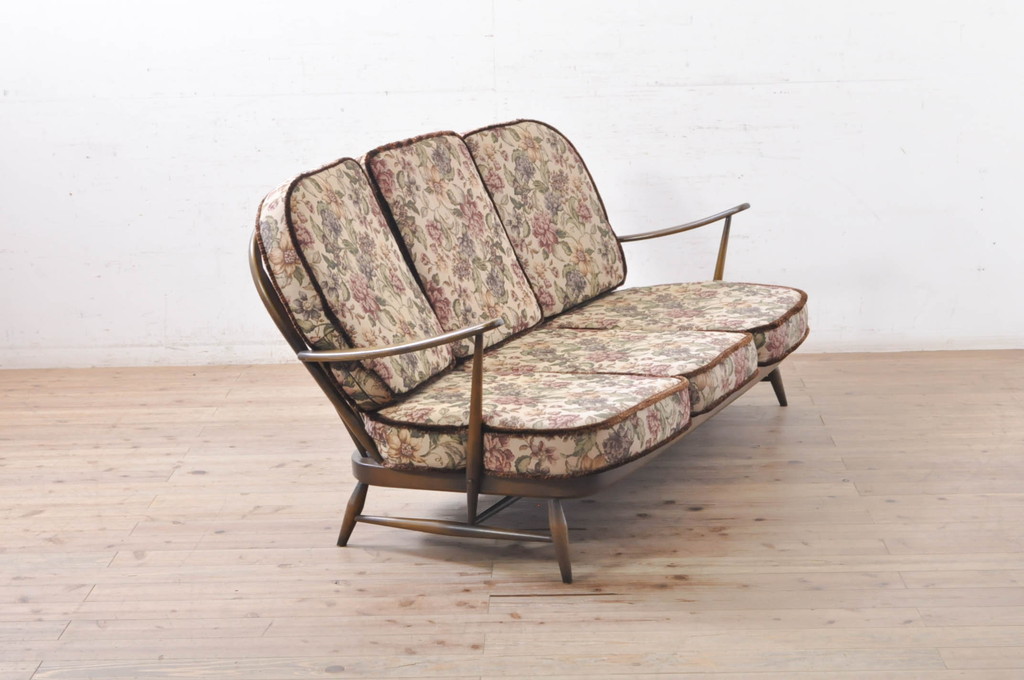 イギリスビンテージ　美品　ERCOL(アーコール)　落ち着いた色味の花柄ファブリックが上品な3人掛けソファ(アームソファ、3Pソファ、三人掛け、英国、北欧、ヴィンテージ)(R-071184)