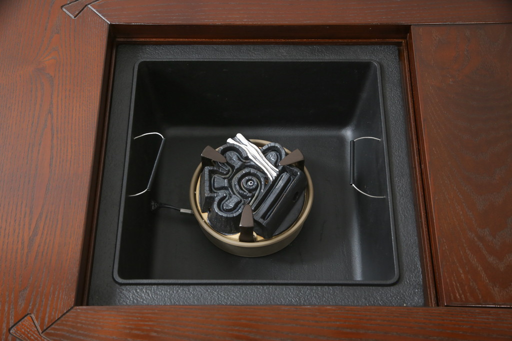 中古　高級品!!　岩手県認定伝統工芸品　南部箪笥　重厚感のある佇まいでお部屋の主役におすすめ!!　欅(ケヤキ)材の大きな囲炉裏テーブルとサイドテーブルのセット(木製火鉢、ダイニングテーブル、食卓、4人掛け、6人掛け、エンドテーブル)(定価約150万円)(R-070915)