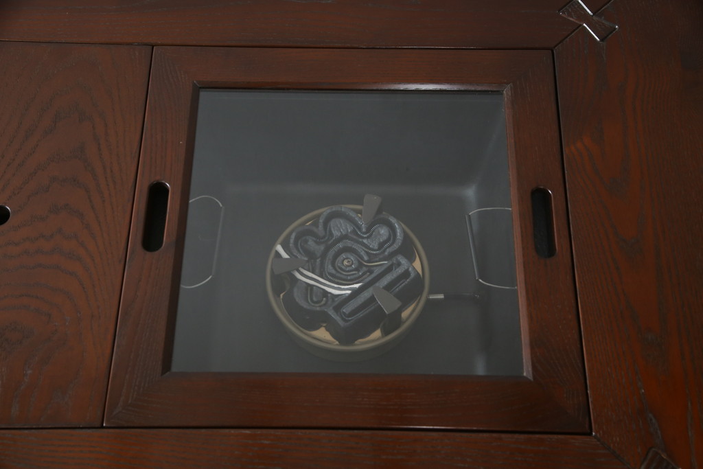 中古　高級品!!　岩手県認定伝統工芸品　南部箪笥　重厚感のある佇まいでお部屋の主役におすすめ!!　欅(ケヤキ)材の大きな囲炉裏テーブルとサイドテーブルのセット(木製火鉢、ダイニングテーブル、食卓、4人掛け、6人掛け、エンドテーブル)(定価約150万円)(R-070915)