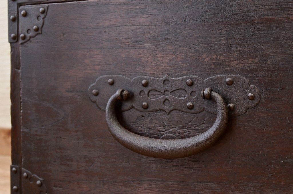 アンティーク家具　古民具・骨董　金具の立派な観音開き二段重ね時代箪笥